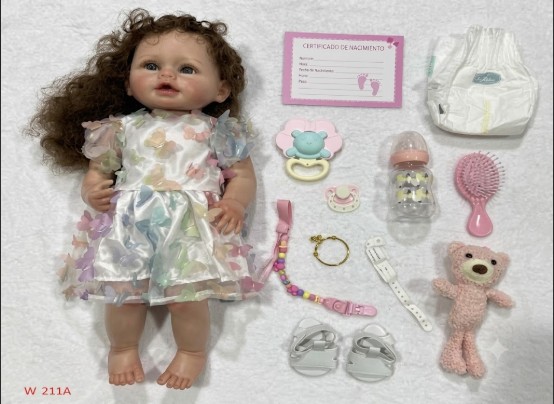 Muñeca Bebé Reborn Realista "Fantasía de Mariposas" - Vestido 3D Pastel, Cabello Rizado y Súper Kit (W-211A)