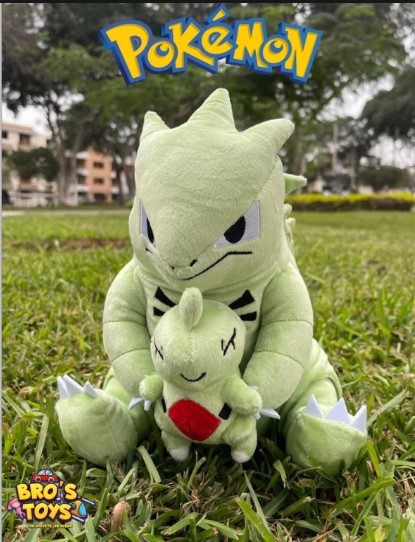 Peluche de Tyranitar con Larvitar Pokémon (Johto) – Coleccionable | Alta Calidad (PK0330)