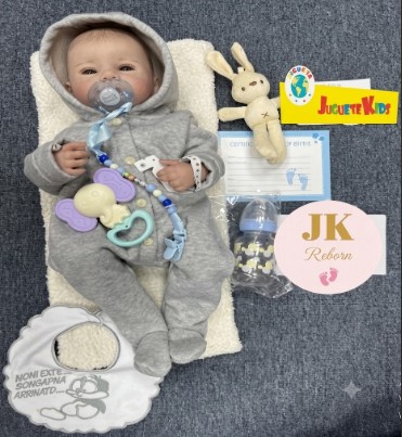 Muñeco Bebé Reborn Realista "Dulce Abrigo" - Enterizo Gris con Capucha, Babero y Accesorios (W-0913)