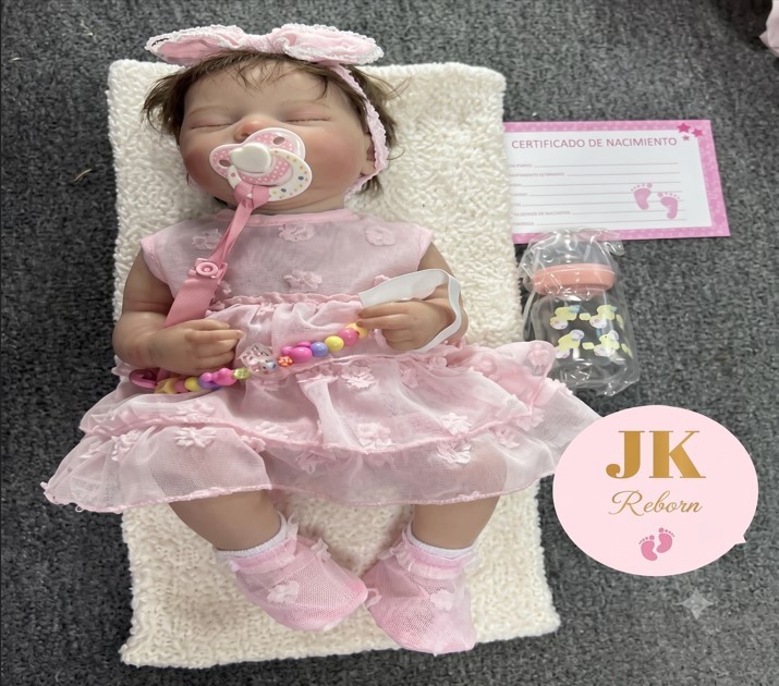 Muñeca Bebé Reborn Realista Niña Durmiendo - Set Elegante con Vestido de Encaje Rosa y Accesorios (JK-01)