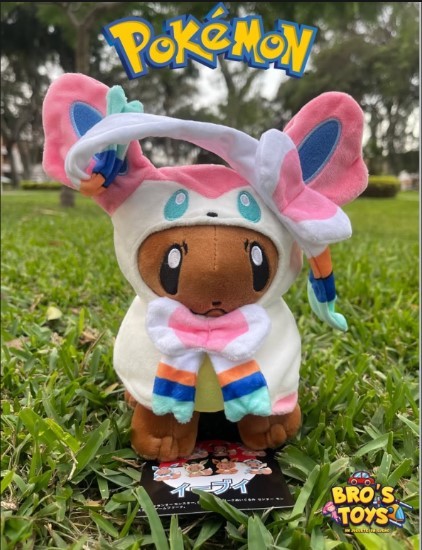 Peluche de Eevee Disfrazado de Sylveon Pokémon (Kanto) – Coleccionable | Alta Calidad (PK0318)