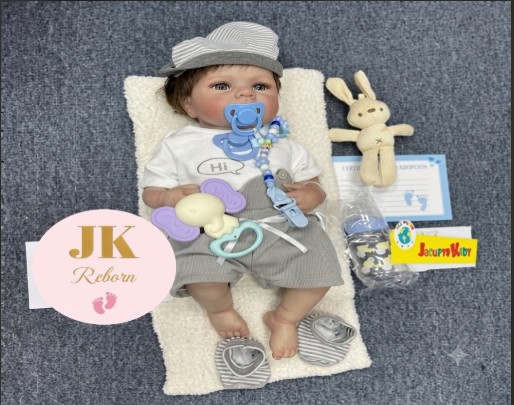 Muñeco Bebé Reborn Realista "Estilo Casual" - Conjunto con Tirantes, Gorrito a Rayas y Accesorios (W17-2)
